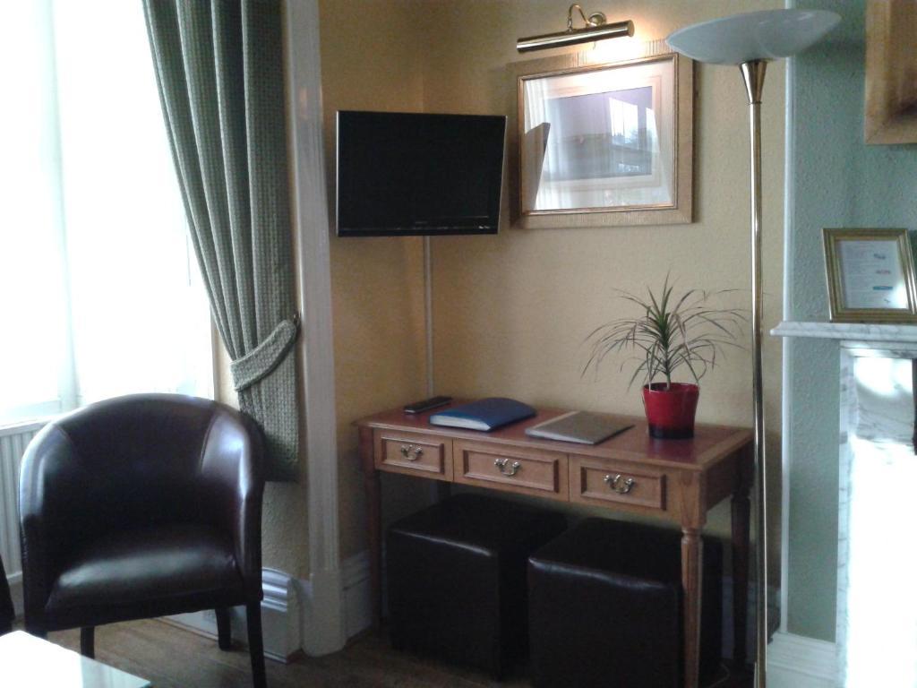 The Burleigh Hotel Хънстантън Екстериор снимка