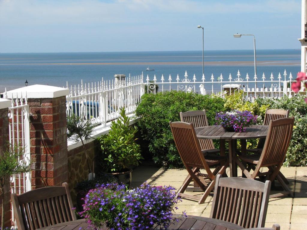 The Burleigh Hotel Хънстантън Екстериор снимка